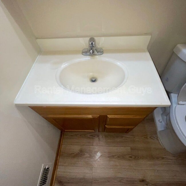 Building Photo - 3319 Longfellow Ave