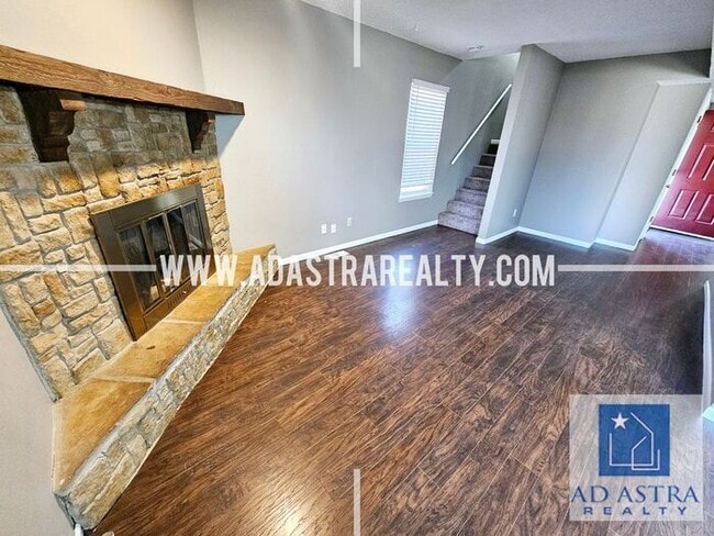 Building Photo - Nice 3 bed 1.5 bath townhouse in Olathe-Co...