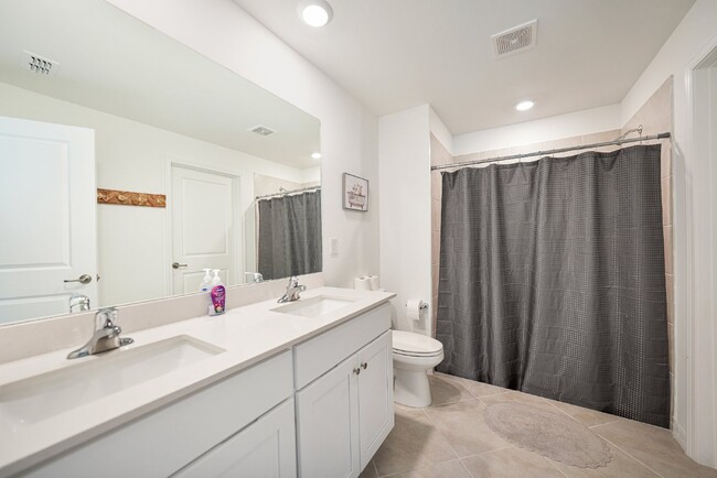 Building Photo - "Modern 3-Bedroom, 2-Bath in Charlotte Har...