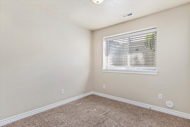 Building Photo - 739 S Kays Dr