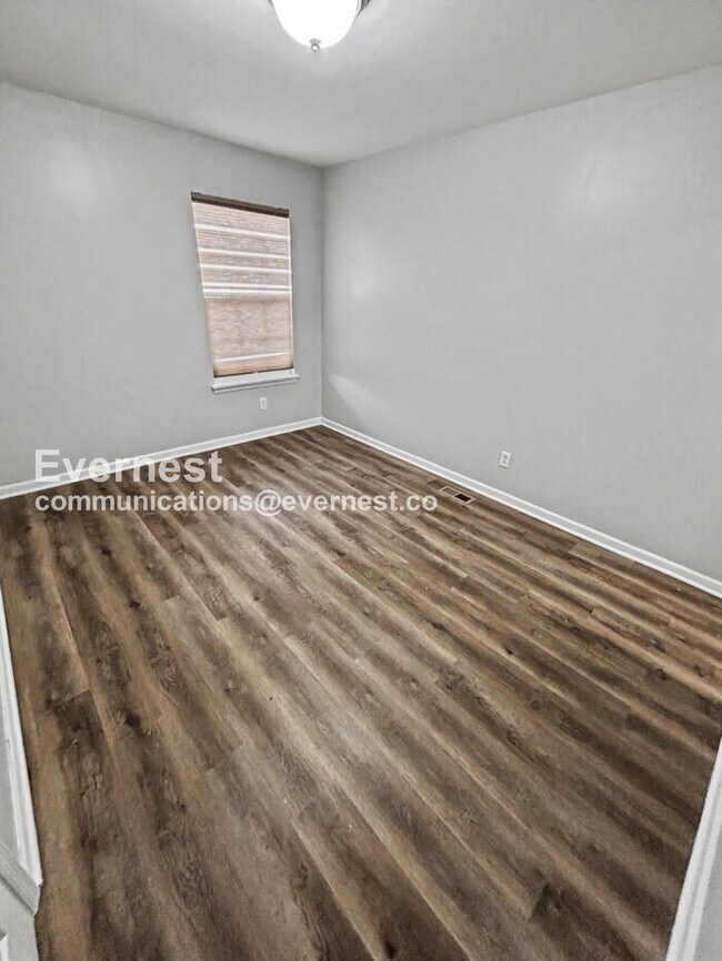 Building Photo - Spacious 4-Bed Home with 2-Car Garage & Modern Amenities