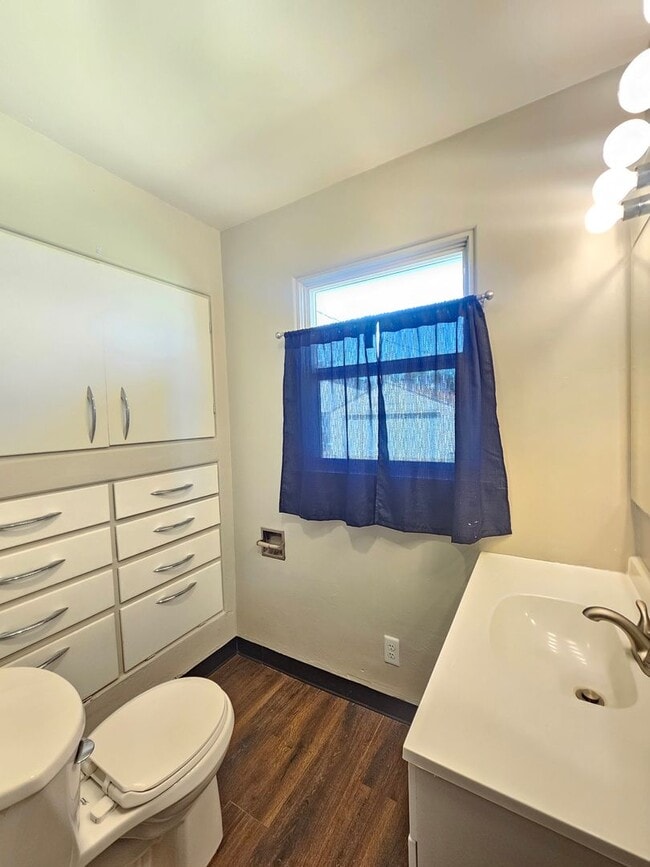 Building Photo - $1,900 - 3 Bed / 2 Bath Charming Rancher H...