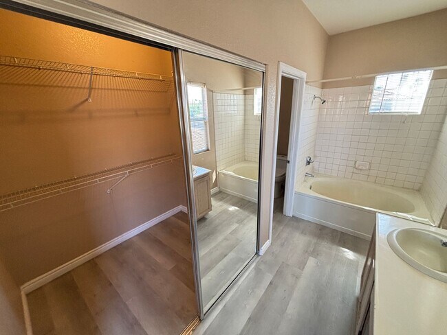 Building Photo - Beautiful 3Bed/2Bath/2Car residence located in Sunrise Manor / Winterwood area