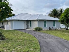 Building Photo - 8043 SE Highpoint Way
