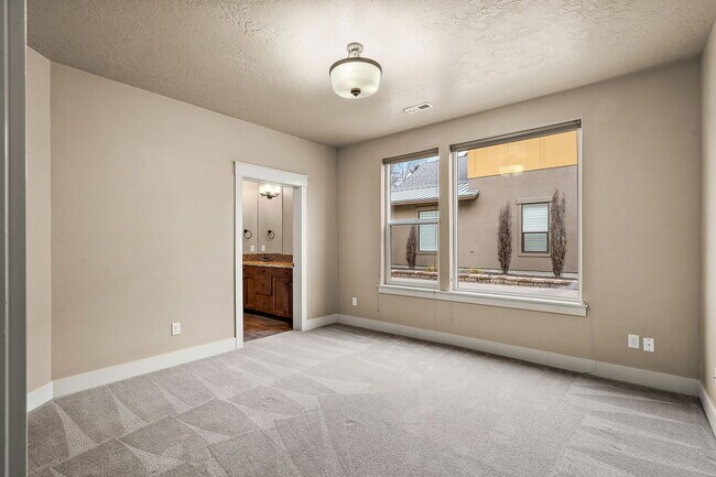 Building Photo - 923 S Lone Willow Ave