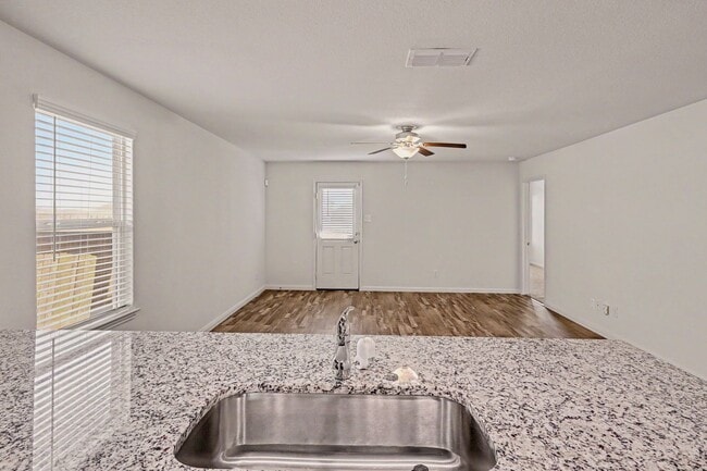 Building Photo - 3 Bed / 2 Bath in Luckey Ranch – Hardwood Floors + Fridge, W/D Included