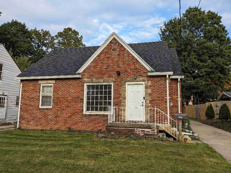 Building Photo - 256 Parkway Dr