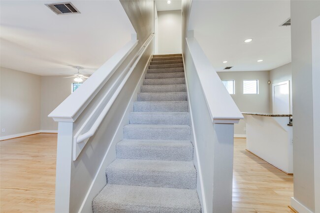 Building Photo - 609 Lester St