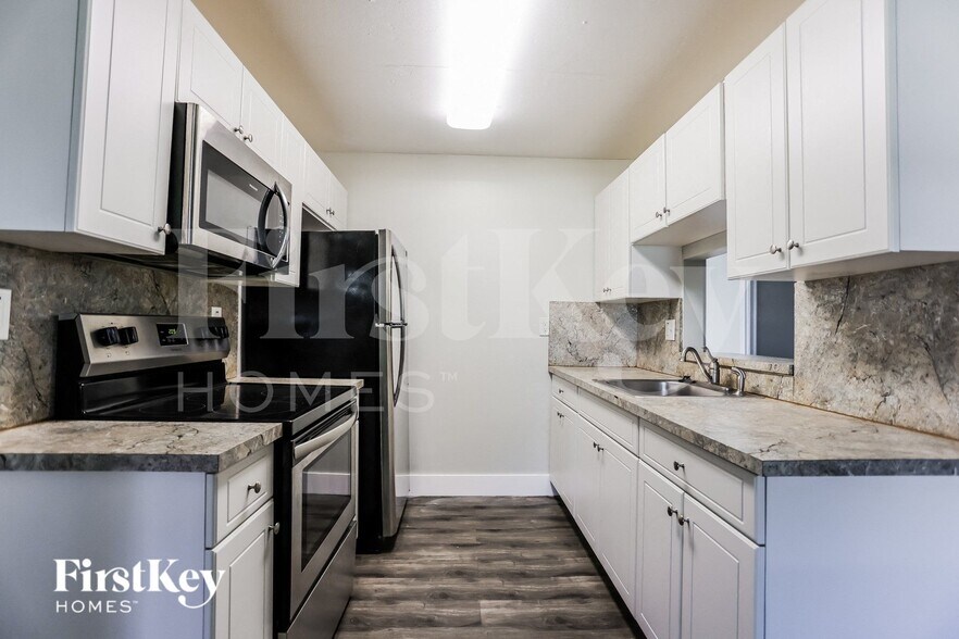 Building Photo - 7801 SW 6th Ct