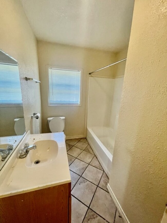 Building Photo - 2314 Mistletoe St