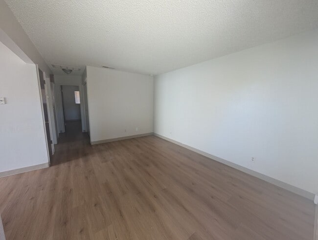 Building Photo - Charming 2-bedroom, 1 bath duplex