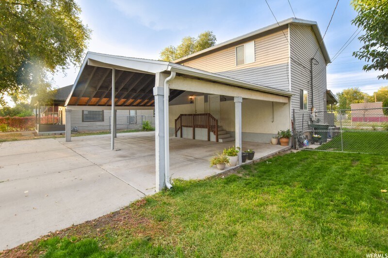 Building Photo - 920 W Montague Ave