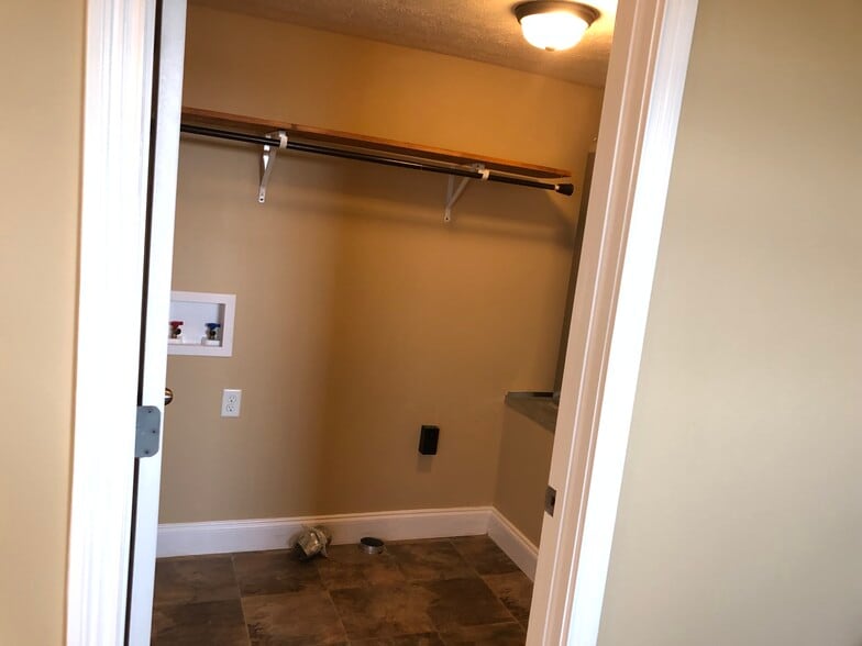 Building Photo - 105 Jay Max Way