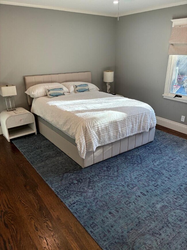 Building Photo - 212 Dwight Rd