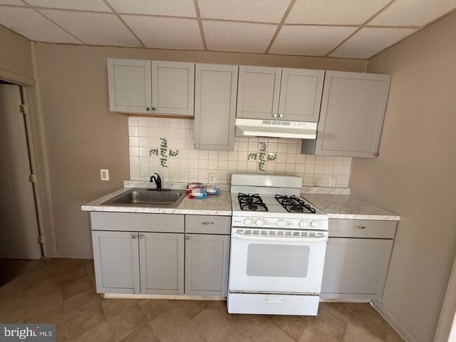 Building Photo - 16 Delsea Dr N