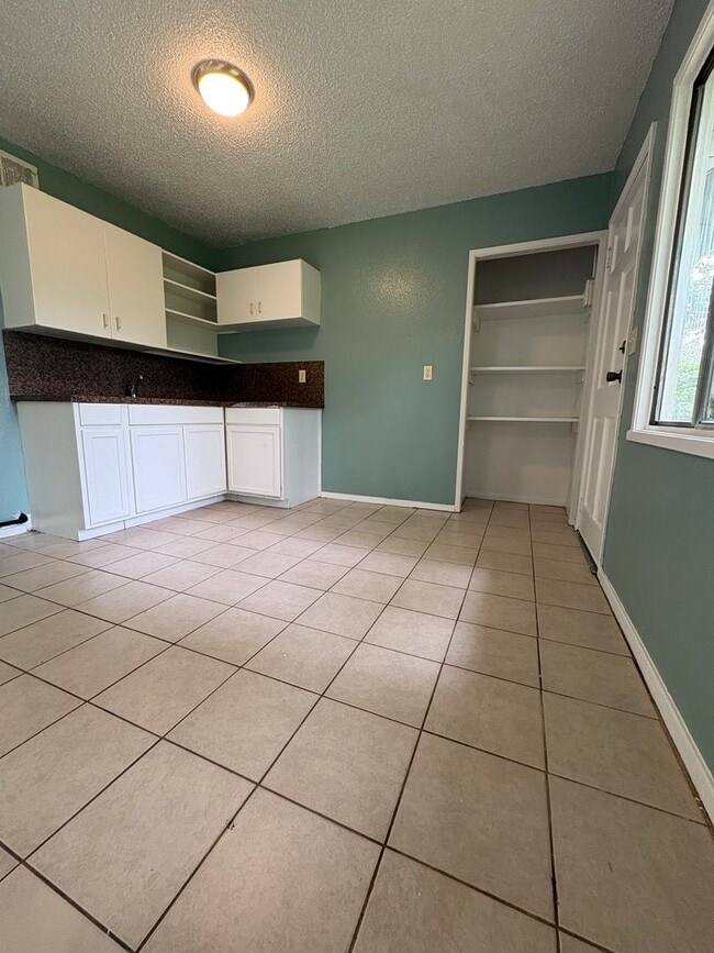Building Photo - Amazing 3 bedroom/1 bath home with huge kitchen & Central Air/heat