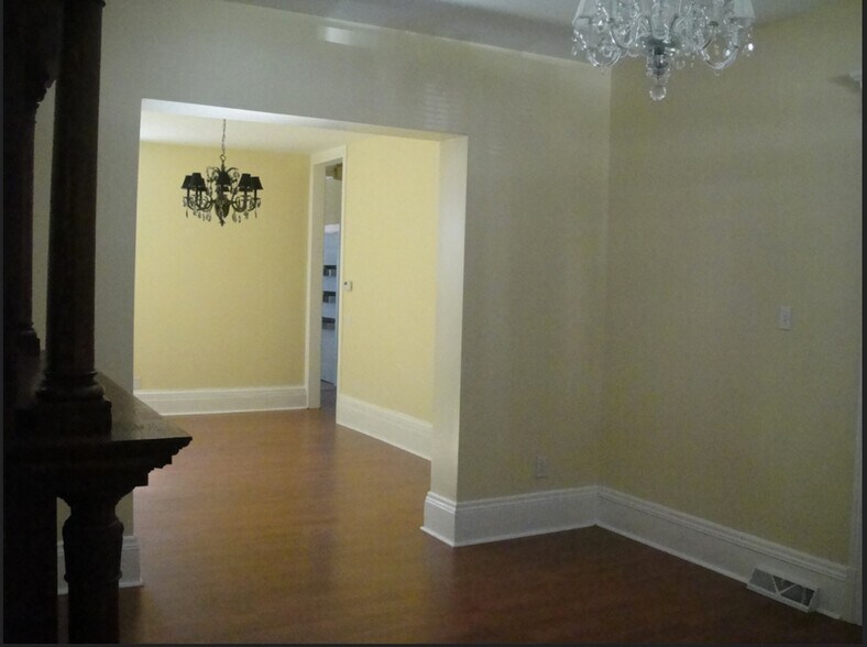 High ceilings, chandeliers, spacious rooms - 3284 Dawson Street