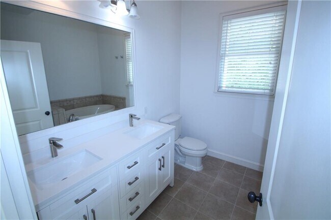 Building Photo - 11 Perimeter Center E