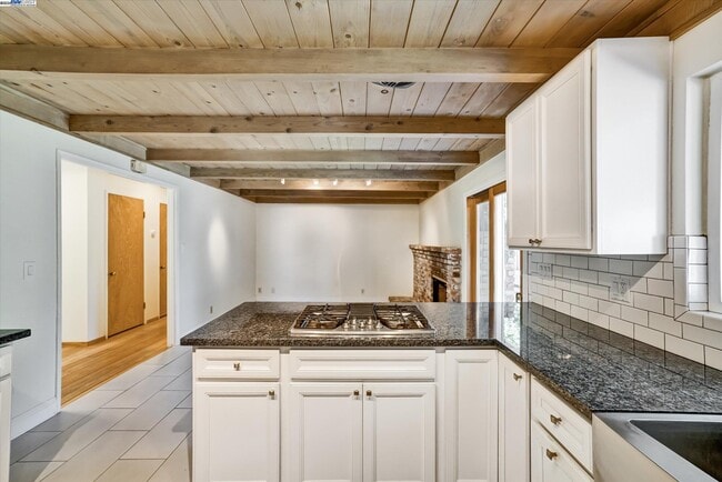 Building Photo - 613 Huntleigh Dr