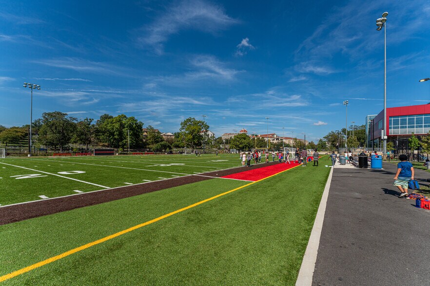 2 blks to soccer,baseball,basketball&tennis cts! - 2339 3rd St NE