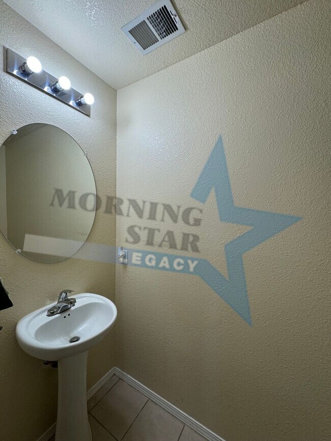 Building Photo - LARGE 4 bed home!