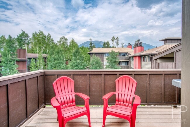 Building Photo - Top Floor and Updated Home with Great View...