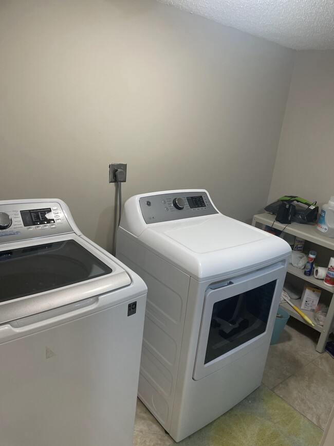 Building Photo - 1543 Hillhaven Dr