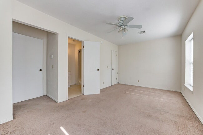 Building Photo - 602 S Flood Ave