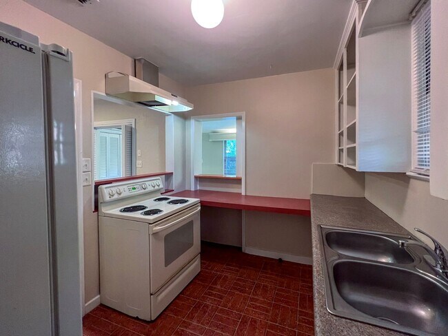 Building Photo - 2/2 House Walking Distance to Campus - Available Fall 2026! *Approved Application*