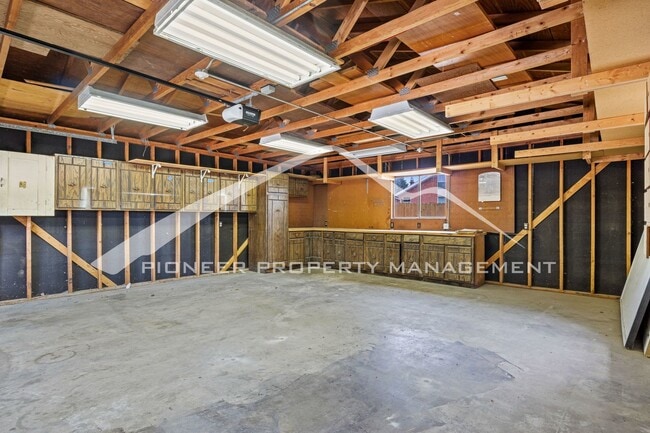 Building Photo - Spacious 4-Bed, 2-Bath Home with Finished ...