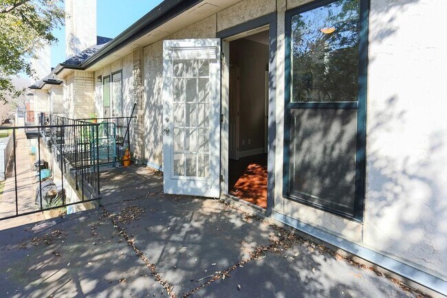 Building Photo - 1307 Kinney Ave