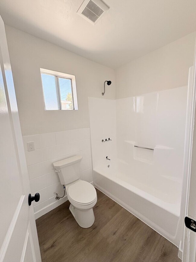 Building Photo - Gorgeous Remodeled 4 bedrooms 2 Bathroom.