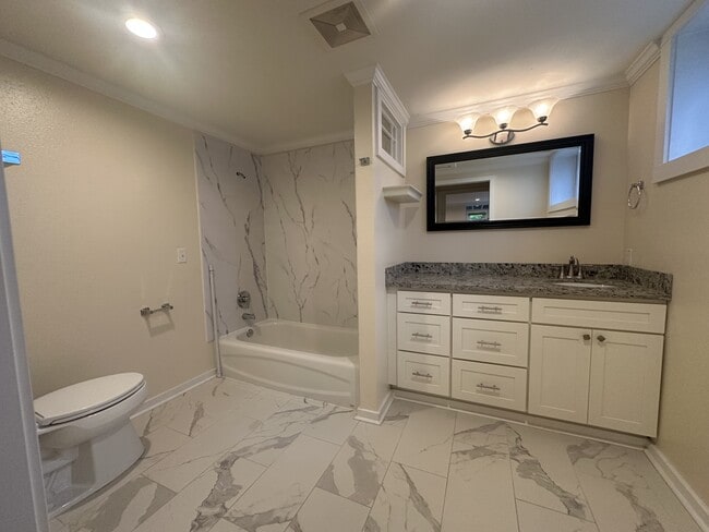 Building Photo - 1126 18th Ave E