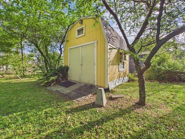 Building Photo - COMING SOON! Charming Cottage in the Center of Town