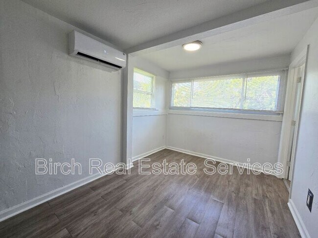 Building Photo - 837 10th Ave N
