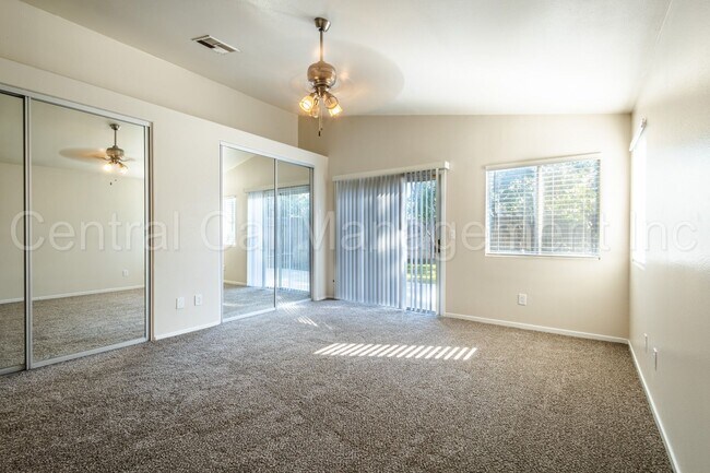 Building Photo - 3 Bedroom/2 Bath Home in the Southwest - $2295 Per Month!