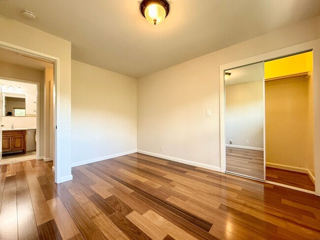 Building Photo - Gorgeously Updated 4-Bed/3-Bath Home & Ent...