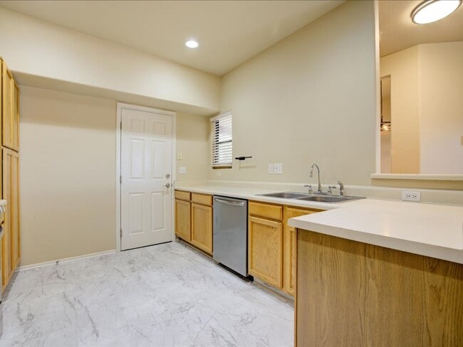 Building Photo - Beautiful 3 Bedroom Home with Office & Des...