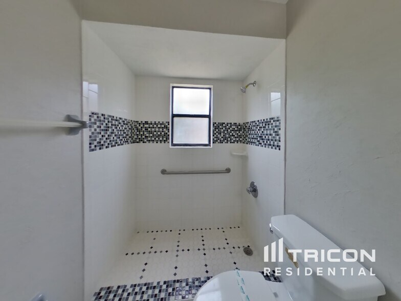Building Photo - 2360 Date Palm Dr