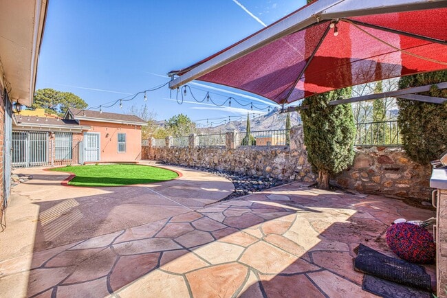 Building Photo - Beautiful House with 4 bed - 2 baths - office & covered big Jacuzzi