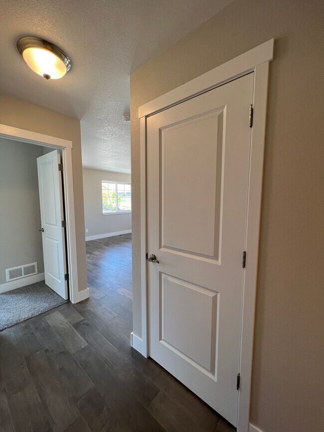 Building Photo - 2B/2B Berthoud Ranch Style Home Built with...