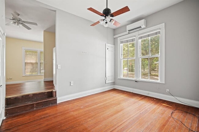 Building Photo - 212 W 43rd St