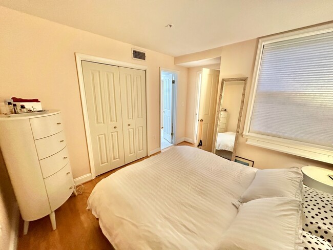 Building Photo - Dupont's Charming 1 Bedroom Condo W/D & Ro...