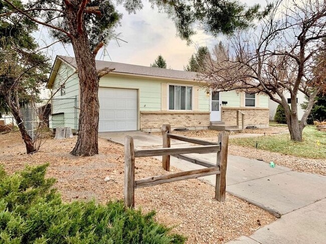 Building Photo - Spacious 3 Bedroom 2 Bath Ranch Style Home...