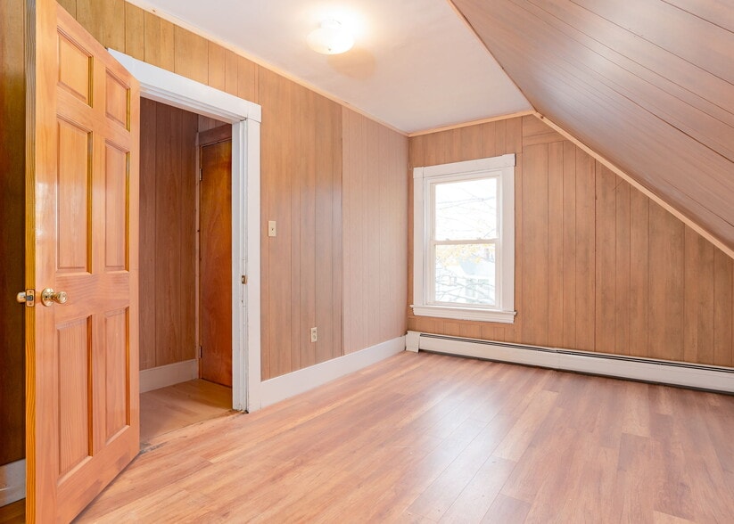 Building Photo - 18 College St