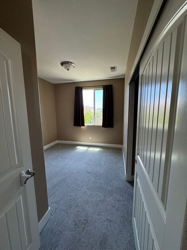 Building Photo - Stunning 4/3 in Roseville! 2 Car Garage!