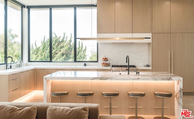 Building Photo - 606 N Ardmore Ave