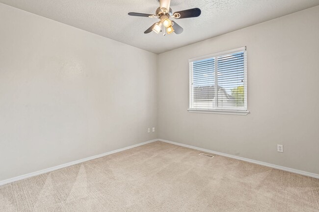 Building Photo - Prime SE Boise 3bd/2.5ba Home!