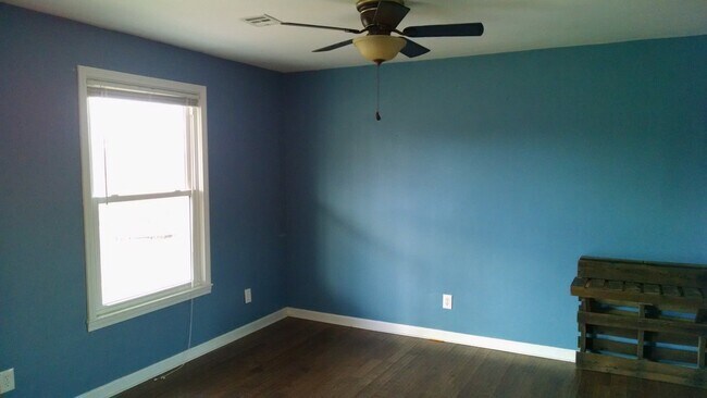 Building Photo - 705 Garland Dr