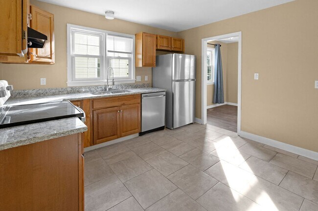 Building Photo - 3 Bed 1 Bath Home for Rent in Hampton!